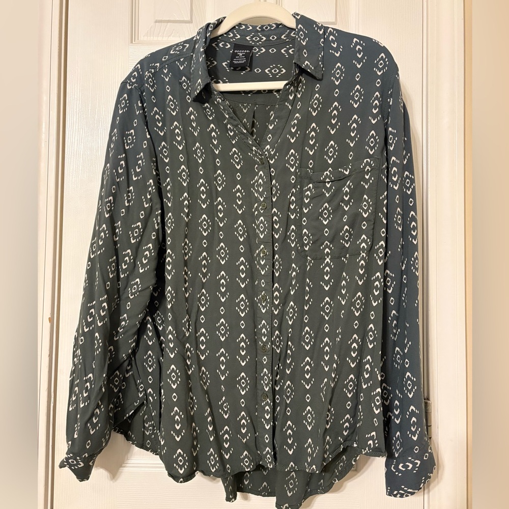 Women’s Green Geometric Patterned Button-Up Shirt size XXL